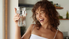 Τα ροφήματα που ενυδατώνουν καλύτερα τον οργανισμό – Δεν είναι το νερό!