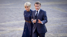 Οι Μακρόν προσέλαβαν ντεντέκτιβ για την ινφλουένσερ που διέδιδε ότι η Μπριζίτ γεννήθηκε άνδρας - Βρήκαν σχέσεις με Ρώσους εθνικιστές