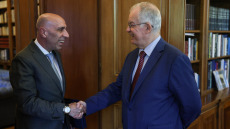 Συνάντηση του Κωνσταντίνου Τασούλα με τον πρόεδρο του ΕΒΕΑ Γιάννη Μπρατάκο 