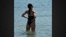 Η Αμαλία Κωστοπούλου με ολόσωμο μαγιό στις διακοπές της στην Ελλάδα
