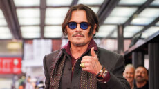 Ο Τζόνι Ντεπ περπάτησε στο κόκκινο χαλί στην πρεμιέρα του «Modi» - Δείτε φωτογραφίες