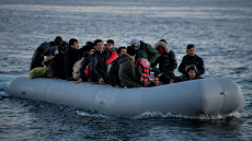 Τέθηκαν υπό κράτηση οι πρώτοι μετανάστες στο πλαίσιο της γαλλοβρετανικής συμφωνίας, λέει το Λονδίνο