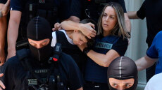 Στον ανακριτή η Μουρτζούκου: «Ντροπή», «σίχαμα», «φόνισσα» φώναζε το συγκεντρωμένο πλήθος στην Πάτρα - Δείτε βίντεο