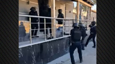 Επιχείρηση της ΕΛ.ΑΣ. σε οικισμό στο Ζεφύρι με 10 συλλήψεις - Δείτε βίντεο