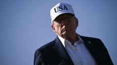 Κάρτα γενθλίων με υπονοούμενα είχε στείλει ο Τραμπ στον Έπσταϊν - Διαψεύδει και απειλεί με δικαστήρια ο πρόεδρος
