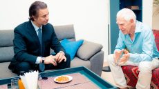 Αιφνιδιαστική επίσκεψη του γιου Χαφτάρ στον πρόεδρο της Ελληνικής Κοινότητας Βεγγάζης – Τι είπε για το επεισόδιο με την ευρωπαϊκή αποστολή
