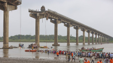 Ινδία: Εννέα νεκροί από κατάρρευση γέφυρας στο κρατίδιο Γκουτζαράτ