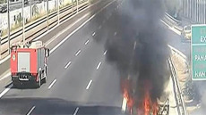 Αυτοκίνητο τυλίχτηκε στις φλόγες στην Αττική Οδό στο ύψος των Σπάτων