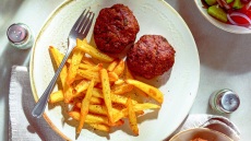 Τα μοσχαρίσια μπιφτέκια του Φάνη Μαϊκαντή