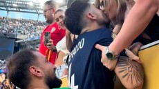 Ο Μπεράλντο της Παρί φίλησε την κοπέλα του με τη... βοήθεια του Ντοναρούμα - Βίντεο 