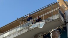 Μεγάλο κάγκελο με τζάμια κρεμόταν από μπαλκόνι στη Λαμία - Δείτε βίντεο και φωτογραφίες
