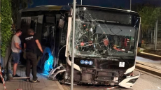 Ακυβέρνητο λεωφορείο για 150 μέτρα στη Βουλιαγμένης - Ξήλωσε κολώνες, πινακίδες, έπεσε σε περίφραξη κτηρίου