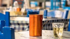 Η ιστορία πίσω από την αγάπη των Ελλήνων για τη ρετσίνα