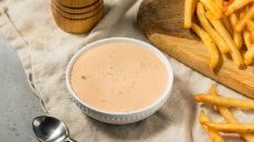 Η σπιτική σος για burger -με το ιδιαίτερο συστατικό- που τα απογειώνει