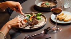 Τα 10 διατροφικά μαθήματα που μας δίδαξε το 2025: Από τη διαλειμματική νηστεία μέχρι το... νερό με λεμόνι