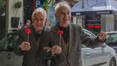 «Οι δίδυμοι της Θεσσαλονίκης»: Τους χώρισε μόνο ο θάνατος - Ο Ανέστης έφυγε αθόρυβα πέρυσι, ο Μιχάλης και μια ολόκληρη πόλη το έμαθαν φέτος - Η ιστορία της ζωής τους