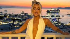 Η Ζόζεφιν ποζάρει με βαθύ ντεκολτέ με θέα το ηλιοβασίλεμα