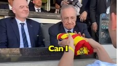 Παγκόσμιο συλλόγων: Η viral αντίδραση του προέδρου της Ρεάλ όταν youtuber του έδωσε να υπογράψει φανέλα της Μπάρτσα - Δείτε βίντεο