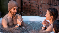 Βουτιά στον πάγο: Τι μπορεί να μας προκαλέσει ένα ice bath στους 5°C – Οι ειδικοί προειδοποιούν