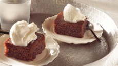 Σπιτική καρυδόπιτα με μια μπάλα παγωτό - γιατί έτσι την αγαπάμε