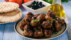 14 στέκια στην Αττική με τα ωραιότερα κεφτεδάκια που έχετε δοκιμάσει