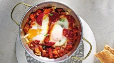 Η συνταγή της ημέρας. Μελιτζάνες με αυγά, σαλάμι Λευκάδος και σουμάκ. Το μενού της εβδομάδας (14/7 έως 20/7)