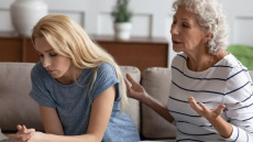 Είναι σωστό να «κόψουμε δεσμούς» με τους γονείς; Επιστήμονες μιλούν για το ταμπού της αποξένωσης γονιών – παιδιών