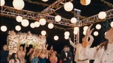 Ο Αλπερέν Σενγκούν έριξε... τάπα σε ανθοδέσμη στον γάμο του αδελφού του - Βίντεο 