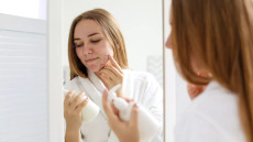 Συναγερμός στα social media: Επικίνδυνα για την υγεία τα καλλυντικά dupes