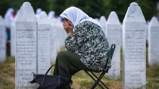 Τριάντα χρόνια από τη Γενοκτονία στη Σρεμπρένιτσα - Χιλιάδες Βόσνιοι τιμούν τα θύματα της σφαγής