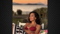 Η Ευγενία Σαμαρά απολαμβάνει το ηλιοβασίλεμα με το μαγιό της - Δείτε φωτογραφίες