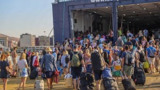 Ξεκίνησε το πρώτο κύμα αδειούχων με πληρότητες ρεκόρ σε πλοία, λεωφορεία και εθνικές οδούς

