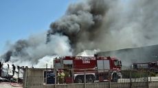 Προσπαθούν να θέσουν υπό έλεγχο τη φωτιά στο εργοστάσιο με τα πλαστικά στη Ριτσώνα, δεν υπάρχει κίνδυνος επέκτασης λένε από την Πυροσβεστική