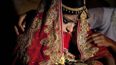 Νύφες ετών έξι: Σοκαριστικές εικόνες δείχνουν κορίτσια που αναγκάζονται να παντρευτούν πριν πάνε σχολείο

