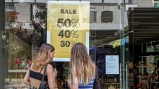 Θερινές εκπτώσεις 2025: Πότε αρχίζουν, ποια Κυριακή θα είναι ανοιχτά τα καταστήματα
