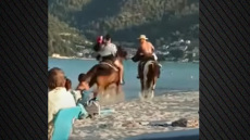 Βίντεο από τη στιγμή που τα άλογα καλπάζουν ανάμεσα στους λουόμενους στη Θάσο - Εκτός κινδύνου η 5χρονη
