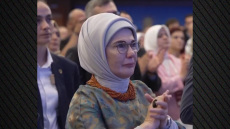 Δάκρυσε η Εμινέ Ερντογάν στην ομιλία του Τούρκου προέδρου για τον αφοπλισμό του PKK - Δείτε βίντεο