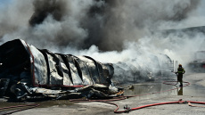 Ολική καταστροφή στο εργοστάσιο πλαστικών στη Ριτσώνα - Οι πυροσβέστες κατάφεραν να μην επεκταθεί η φωτιά, δείτε βίντεο και φωτογραφίες