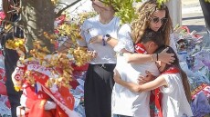 Στο Άνφιλντ με τα παιδιά της η σύζυγος του Ζότα για να αφήσει λουλούδια και να αποτίσει φόρο τιμής