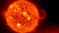 Η πτώση του Ίκαρου: Η απίστευτη πτήση αλεξιπτωτιστή που «διασχίζει» τον Ήλιο