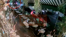 Κολωνάκι: Βίντεο ντοκουμέντο από τη στιγμή που η Mercedes κυλά με ταχύτητα προς το εστιατόριο 