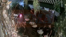 Βίντεο ντοκουμέντο: Η στιγμή που το μαύρο τζιπ Mercedes παρασέρνει τους θαμώνες στο εστιατόριο στο Κολωνάκι