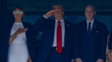 Ο στρατιωτικός χαιρετισμός του Ντόναλντ Τραμπ στον εθνικό ύμνο των ΗΠΑ πριν τη σέντρα στο Τσέλσι-Παρί