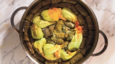 Φτιάχνουμε ντολμαδάκια γιαλαντζί με τη βοήθεια τριών σεφ