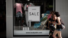 Ξεκινούν σήμερα οι θερινές εκπτώσεις - Τι πρέπει να προσέχουν οι καταναλωτές
