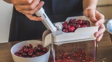 Πώς να βγάλετε τα κουκούτσια από τα κεράσια και τα βύσσινα χωρίς να λερωθείτε