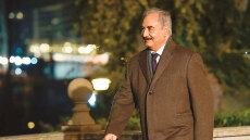 Χαφτάρ, ο πωλών τοις μετρητοίς: Ο υπασπιστής του Καντάφι που συμμετείχε στην ανατροπή του - Δήλωνε σύμμαχος της Ελλάδας αλλά έβαλε… τουρκικό φέσι