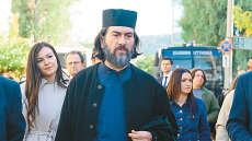 Νέες καταγγελίες για τον πατέρα Αντώνιο: «Εξαγοράζει τη σιωπή πρώην τροφίμων με 100 ευρώ» 