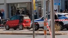 Μενίδι: Η στιγμή της εφόδου των αστυνομικών για τη σύλληψη των ληστών που εγκλώβισε η ιδιοκτήτρια καταστήματος