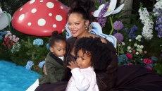 Η Ριάνα εμφανίστηκε στο κόκκινο χαλί με τους δύο γιους της, λίγο πριν γίνει μητέρα για τρίτη φορά